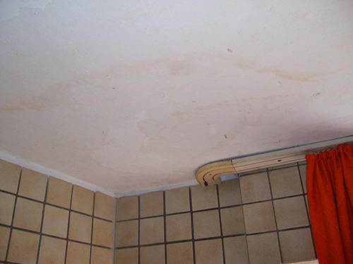 In diesem Nassbereich eines Badezimmers war ein falsches Lüftungsverhalten die Ursache für die Bildung von Schimmel und Bakterien. 