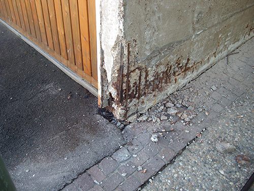 Auch an dieser Garage fehlte eine Abdichtung. Die eingedrungene Feuchtigkeit sprengte den Beton mit der Zeit ab.